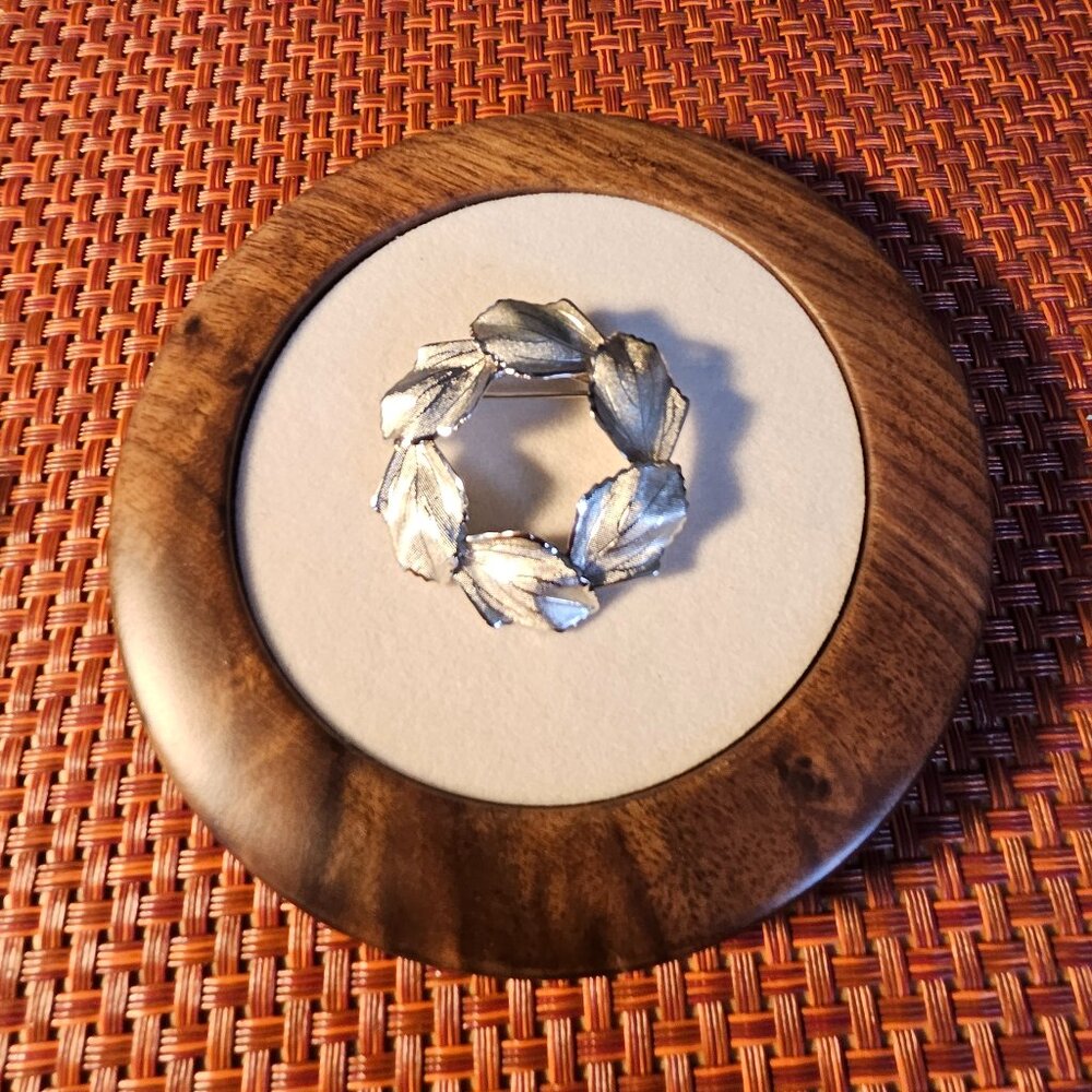 Vintage Textured Leave Wreath Brooch